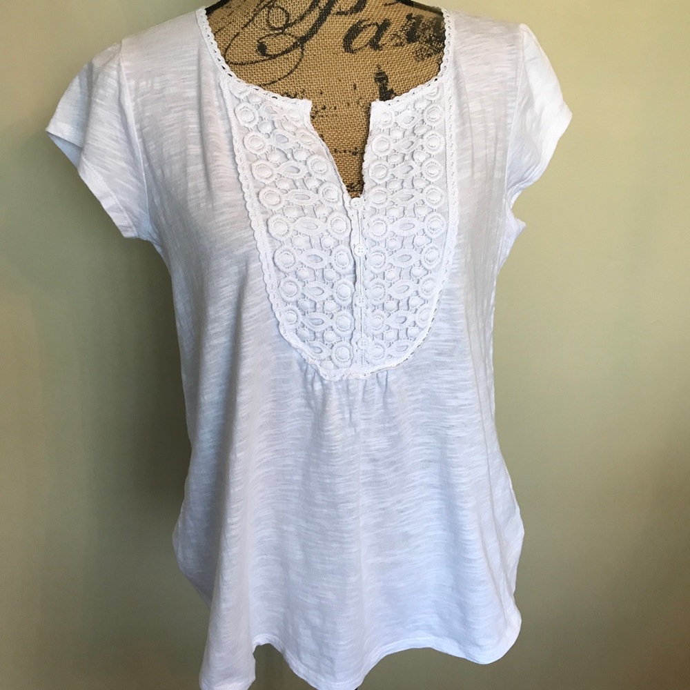 Cable & gauge white soft knit button back trim top